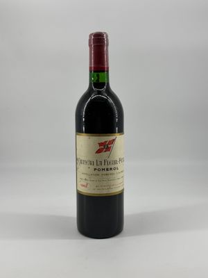 la bouteille de vin est posée sur une surface blanche