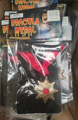 un lot d'articles présentés dans une boîte et comprenant une médaille et une médaille