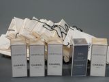 plusieurs coffrets de parfum Chanel posés les uns à côté des autres sur une table