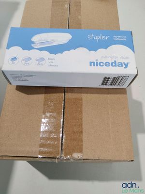 deux paquets de papier toilette posés sur une table