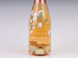 une bouteille en verre ornée d'un motif floral