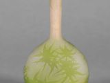 vase orné d'un motif vert et blanc sur le fond