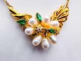 collier plaqué or avec des perles blanches et des feuilles vertes