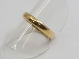 une bague transparente surmontée d'un anneau en or