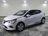 la voiture blanche est garée sur le sol à carreaux d'un garage