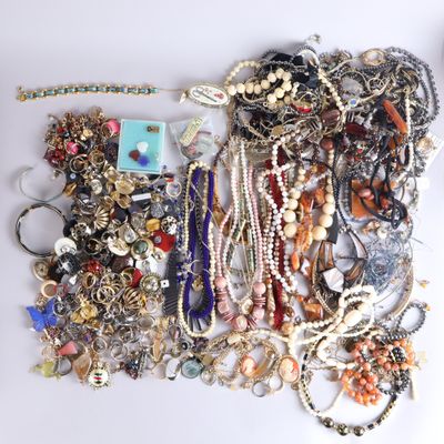 une pile de bijoux assortis sur une surface blanche