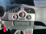un tableau de bord de voiture sur lequel se trouvent un volant et une horloge