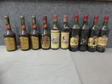 plusieurs bouteilles de vin sont alignées sur une table