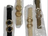 Quatre modèles différents de montres-bracelets sont emballés dans des sachets en plastique