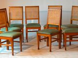 six chaises alignées