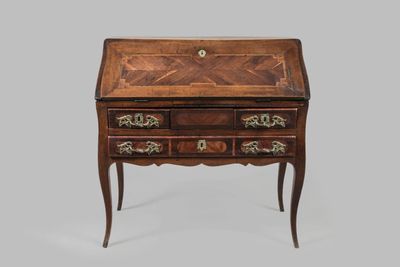un bureau ancien muni de tiroirs et de tiroirs sur le dessus