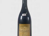une bouteille de vin posée sur une table