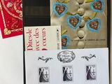 de nombreux types de timbres et de cartes postales disposés sur une table