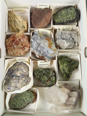 de nombreux types de roches différents dans une boîte