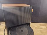 une machine noire et argentée posée sur une table en bois