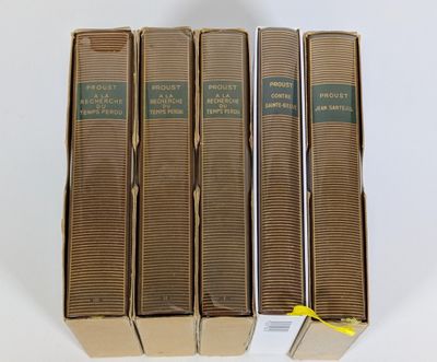 quatre livres sont empilés sur une surface blanche