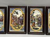 trois tableaux encadrés représentant une scène religieuse, accrochés au mur d'une pièce