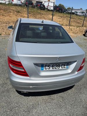 l'arrière d'une voiture argentée garée sur un parking