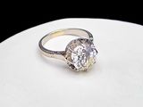 une photo d'une bague en diamant posée sur une assiette blanche