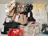 de nombreux types de vêtements pour femmes sont exposés sur la table