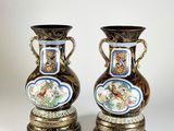 paire de vases anciens ornés de motifs décoratifs sur fond blanc