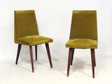 paire de chaises de style « mid-century » en velours vert, avec des pieds en noyer