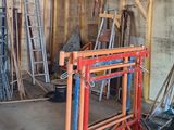 une pièce dans laquelle se trouvent de nombreux types d'engins de chantier