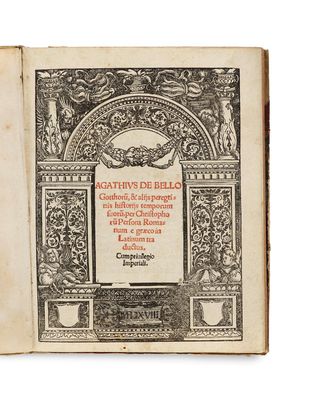 un vieux livre avec l'image d'un homme dessus