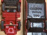 un camion jouet rouge et un camion jouet noir