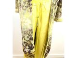 un pantalon de survêtement et une veste jaunes tie-dye sur un mannequin, un mannequin, un mannequin, un mannequin, un mannequin, un mannequin, un mannequin, un mannequin, un mannequin, un mannequin, un mannequin, un mannequin, un mannequin, un mannequin, un mannequin, un mannequin, un mannequin, un mannequin, un mannequin, un mannequin, un mannequin, un mannequin, un mannequin, un mannequin, un mannequin, un mannequin, un mannequin, un mannequin, un mannequin, un mannequin, un mannequin, un