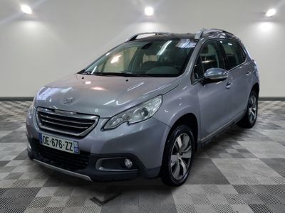 la voiture grise est garée dans le garage sur le sol en damier