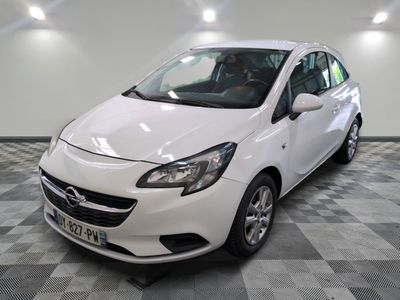 une photo d'une opel blanche garée dans un garage