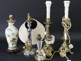 quatre types de lampes différents sur fond noir