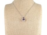 gros plan d'un torse de mannequin portant un collier