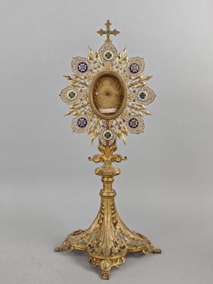 une image représentant une horloge en or sur laquelle figure le portrait d'une femme