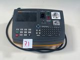 une calculatrice posée sur une table, avec une étiquette de prix