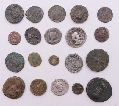 un assortiment de pièces de monnaie romaines antiques sur un fond blanc