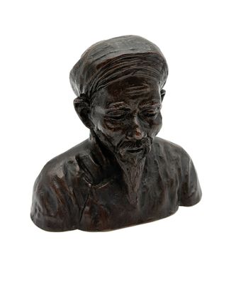 statue d'un vieil homme portant un turban sur la tête