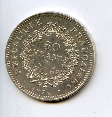 une vieille pièce d'argent ornée d'une couronne sur le recto