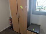 une photo d'une chambre avec un placard et une fenêtre