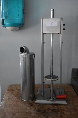 une machine posée sur une table en bois