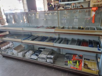 une vitrine contenant de nombreux articles dans un magasin