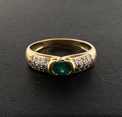 Bague en or jaune et or gris 750 millièmes ornée d'une émera…