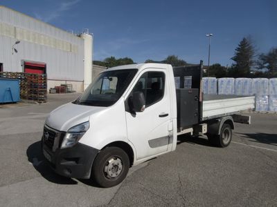 un camion blanc garé dans un parking