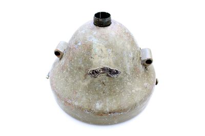 un vase blanc surmonté d'un couvercle noir, posé sur une surface blanche