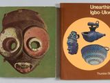 deux livres posés sur une table