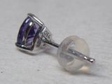 boucle d'oreille en argent ornée d'une pierre violette au centre