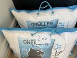 trois sacs de croquettes pour chien posés par terre les uns à côté des autres