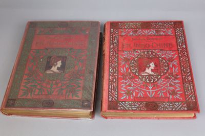 deux livres posés côte à côte sur une table