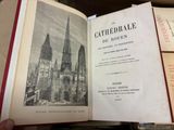 une personne tenant un livre ouvert, avec une cathédrale en arrière-plan